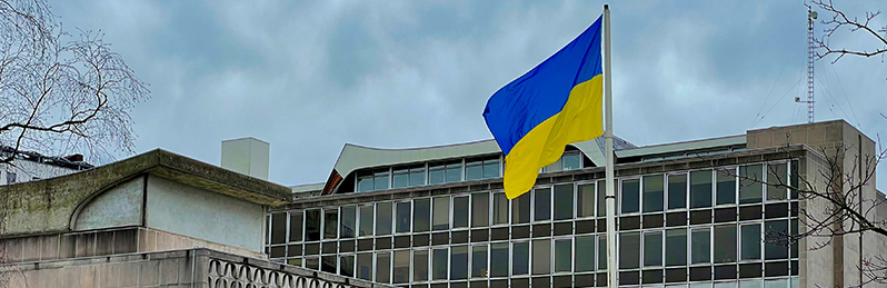 illustration drapeau de l'ukraine à la maison communale